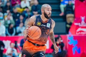 华体会hth sports-尽力了！摩尔27分钟14投8中空砍20分3篮板5助攻1抢断