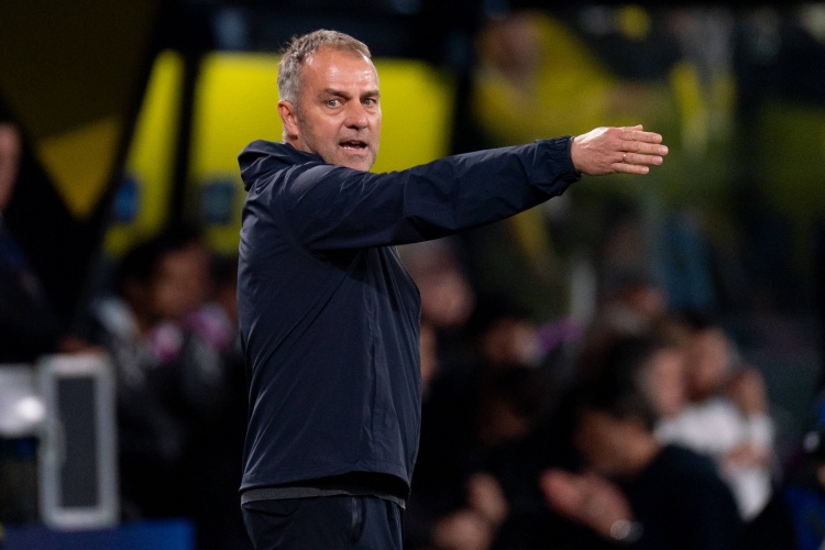 华体会体育登录入口-记者：弗里克季前训练将遴选球员，他认为中场太多&amp;对伯纳尔满意