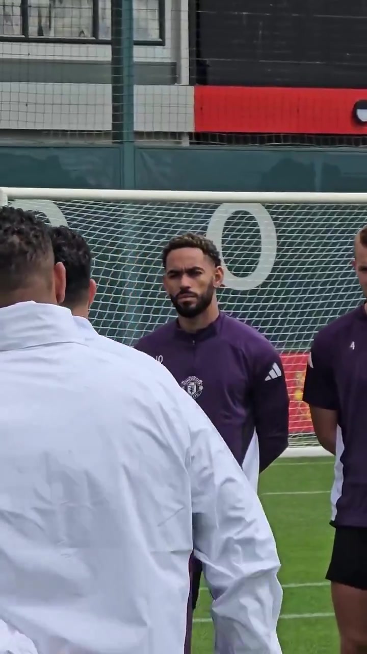 曼联晒库尼亚首训视频：这是库尼亚首次代表曼联参加训练！