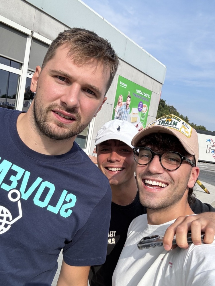 华体会体育APP下载-一意大利球迷加油站偶遇东契奇：他瘦了33磅 差点没认出来