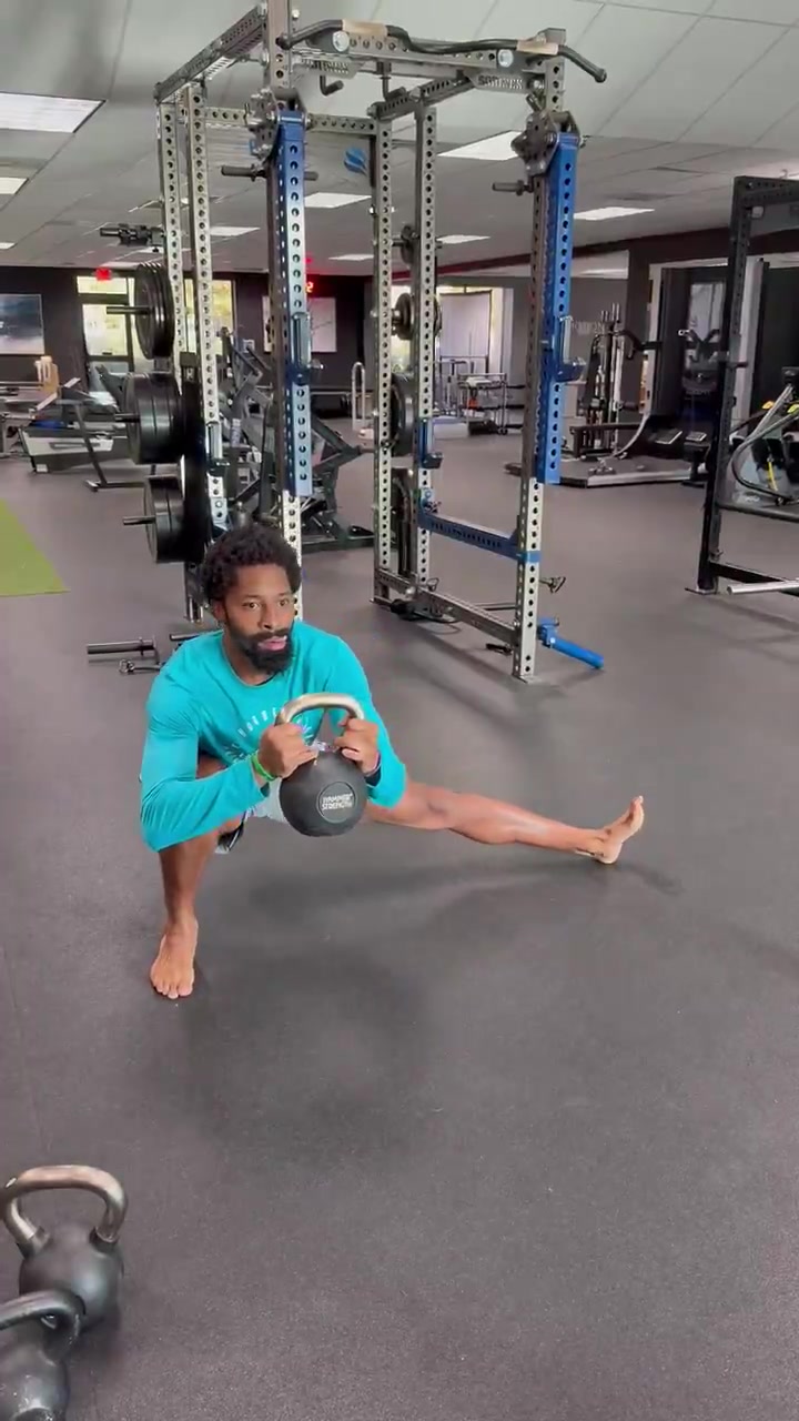 华体会hth sports-上点难度！丁威迪休赛期力量训练 拿着壶铃左右两侧下蹲拉伸