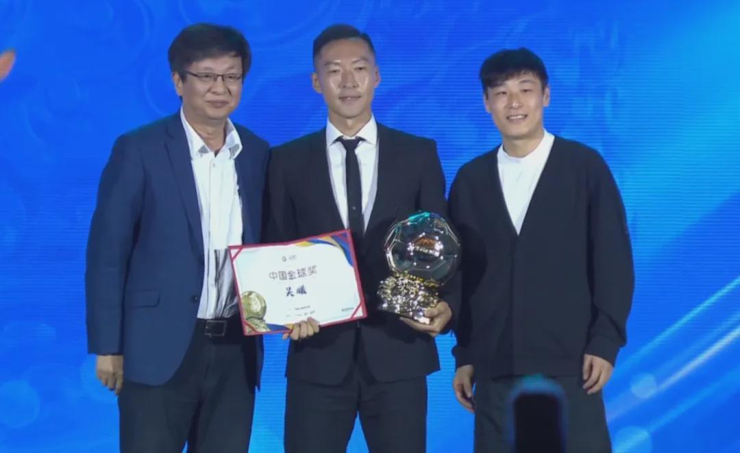 华体会官方网-吴曦获2025中国金球奖！韦世豪发动态：全黑背景+哭笑+偷感bgm